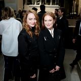 Emma Stone und Julianne Moore besuchen die Paris Fashion Week