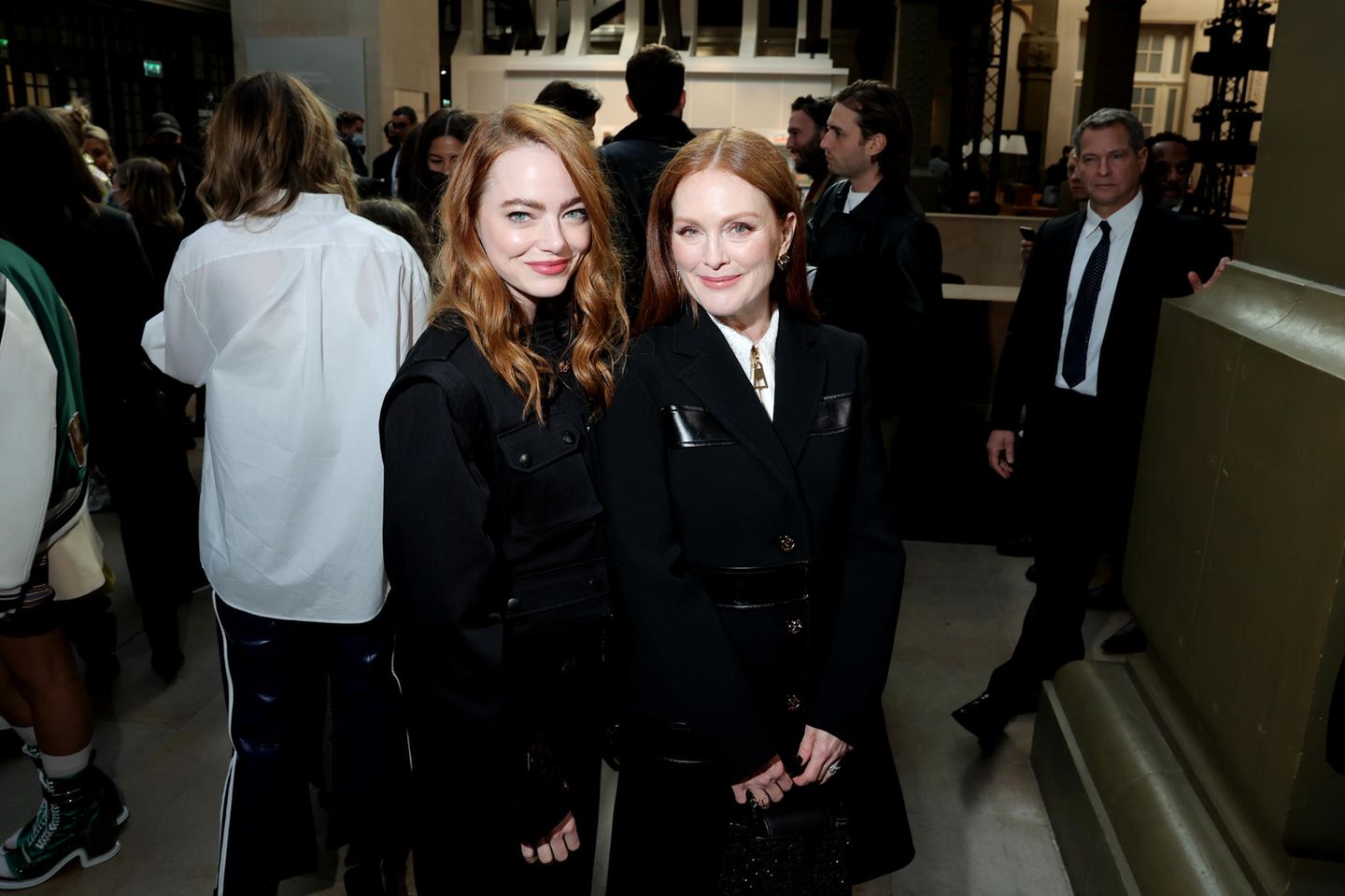 Emma Stone und Julianne Moore besuchen die Paris Fashion Week
