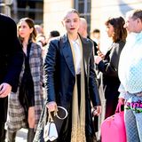 Chloe Moretz glänzt bei Louis Vuitton im lässigen Leder-Latex-Look.