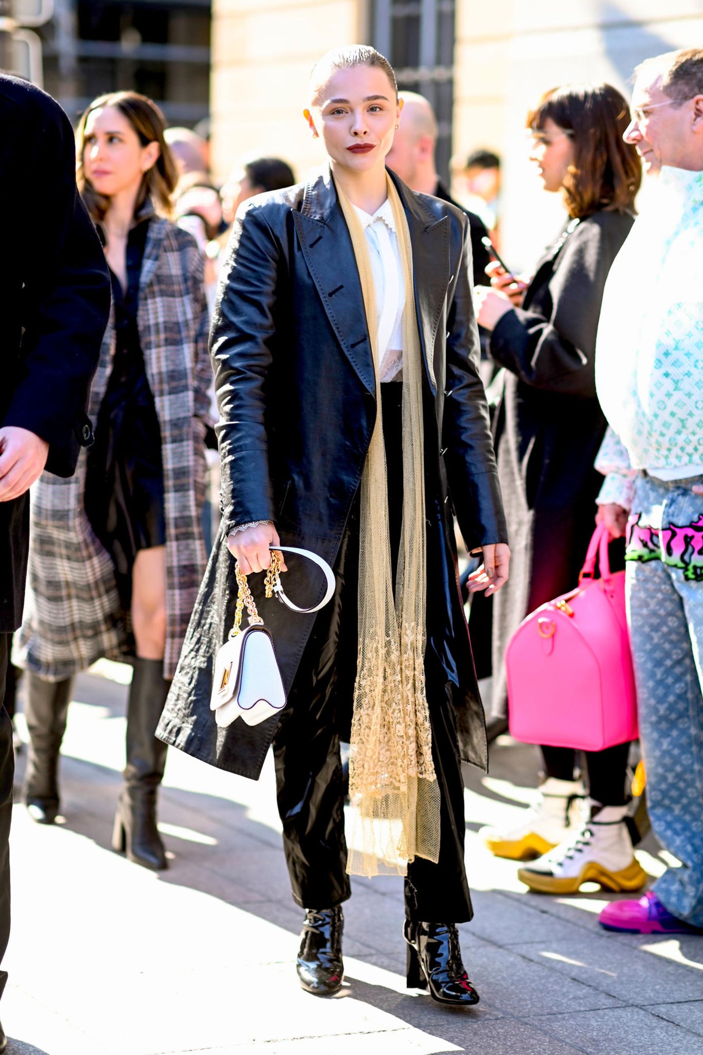 Chloe Moretz glänzt bei Louis Vuitton im lässigen Leder-Latex-Look.