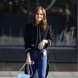 Im lässigen Jeans-Look ist Alicia Vikander auf dem Weg zur Fashion-Show von Louis Vuitton.