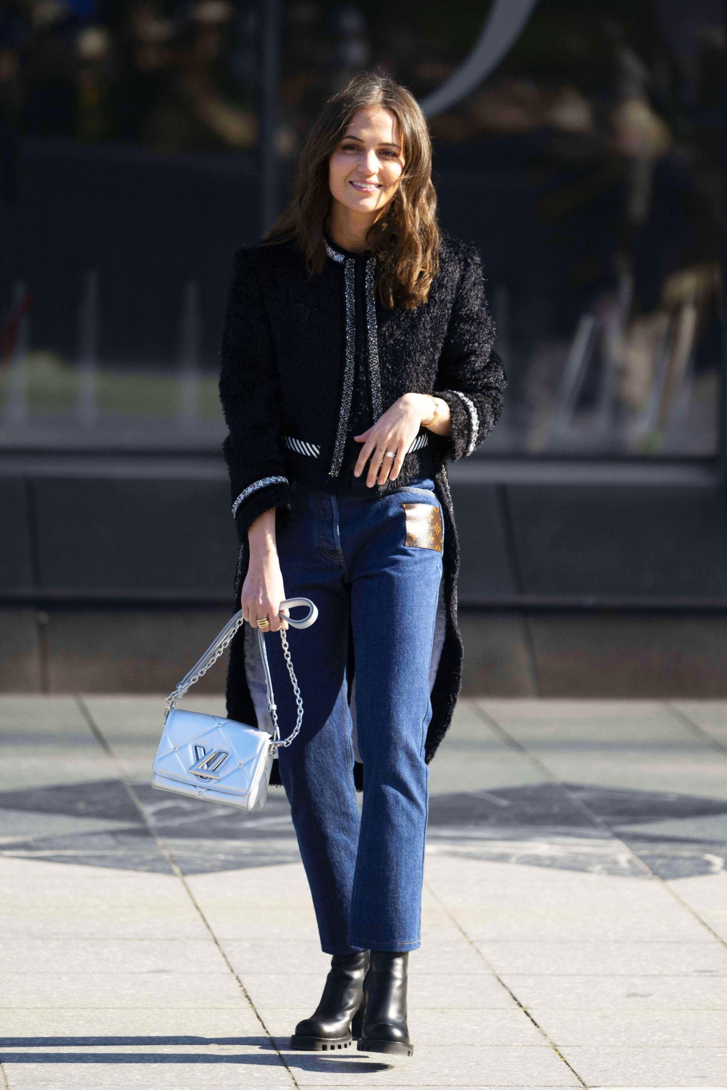 Im lässigen Jeans-Look ist Alicia Vikander auf dem Weg zur Fashion-Show von Louis Vuitton.