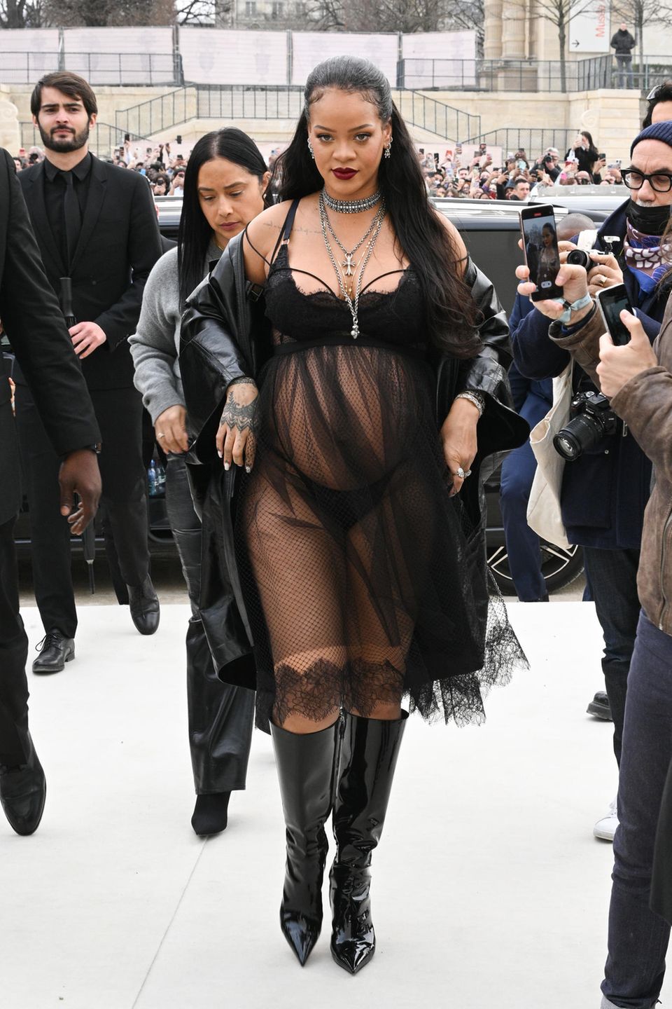 Das Verlangen nach zarter Spitze scheint in der französischen Modemetropole in der Luft zu liegen. Rihanna sorgt in demselben Kleid nur wenige Tage zuvor für einen legendären Moment während der Pariser Fashion Week. Für die Show von Dior umhüllt die schwangere Sängerin ihren Babybauch lediglich mit dem durchscheinenden Babydoll-Kleid, wählt jedoch andere Dessous als Ann-Kathrin Götze.