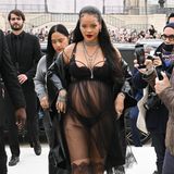 Das Verlangen nach zarter Spitze scheint in der französischen Modemetropole in der Luft zu liegen. Rihanna sorgt in demselben Kleid nur wenige Tage zuvor für einen legendären Moment während der Pariser Fashion Week. Für die Show von Dior umhüllt die schwangere Sängerin ihren Babybauch lediglich mit dem durchscheinenden Babydoll-Kleid, wählt jedoch andere Dessous als Ann-Kathrin Götze.