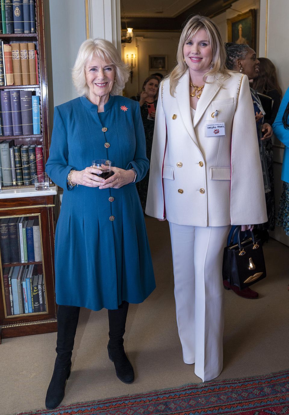 Camilla trifft Camilla: Anlässlich des Internationalen Frauentags lädt die Herzogin von Cornwall Mitglieder des Women of the World Festivals ins Clarence House – und steht glatt neben ihrem Serien-Alter-Ego. Emerald Fennell mimt die heutige Ehefrau von Prinz Charles in der Netflix-Serie "The Crown", die den britischen Royals bekanntlich wenig zusagt. Ob Herzogin Camilla weiß, wer die Dame in dem schicken weißen Hosenanzug ist? Ihr freundliches Lächeln verrät auf jeden Fall keinen Unmut. Camilla trifft Camilla: Anlässlich des Internationalen Frauentags lädt die Herzogin von Cornwall Mitglieder des Women of the World Festivals ins Clarence House – und steht glatt neben ihrem Serien-Alter-Ego. Emerald Fennell mimt die heutige Ehefrau von Prinz Charles in der Netflix-Serie "The Crown", die den britischen Royals bekanntlich wenig zusagt. Ob Herzogin Camilla weiß, wer die Dame in dem schicken weißen Hosenanzug ist? Ihr freundliches Lächeln verrät auf jeden Fall keinen Unmut.