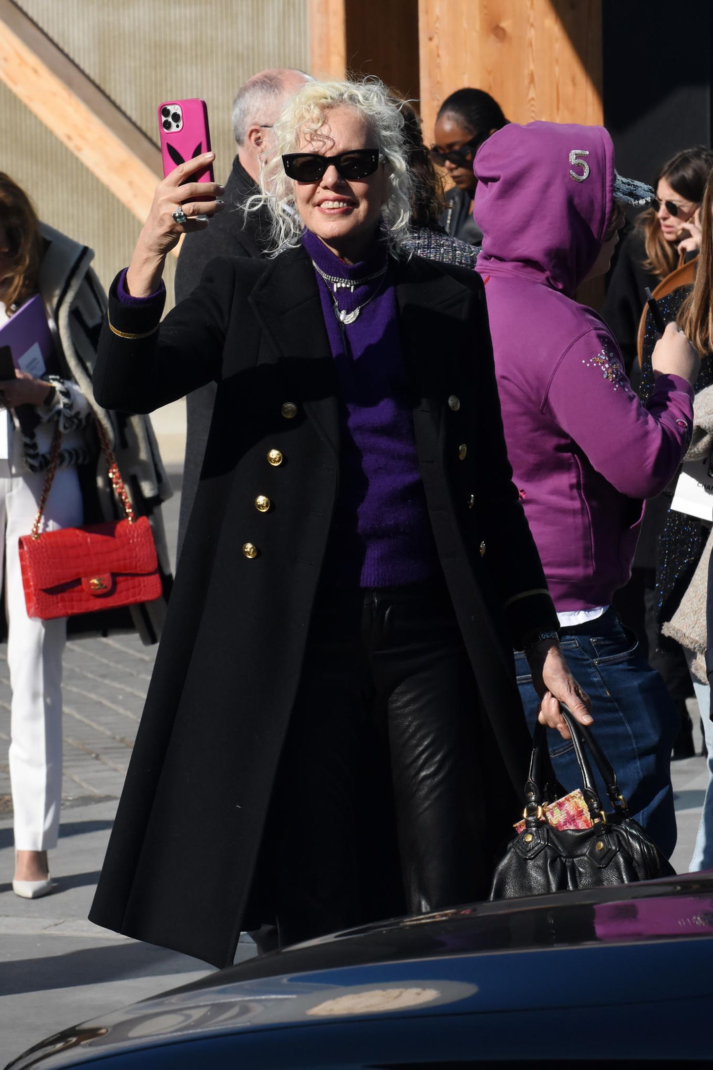 Wer fotografiert hier wen? Star-Fotografin Ellen von Unwerth ist ebenfalls in Paris, um sich die neuen Designs von Chanel anzuschauen. 