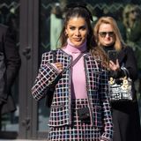 Influencerin und Mode-Profi Camila Coelho begeistert bei Chanel im angesagten Preppy-Style. Der Tweed-Zweiteiler von Chanel ist klassisch und modern zugleich. 