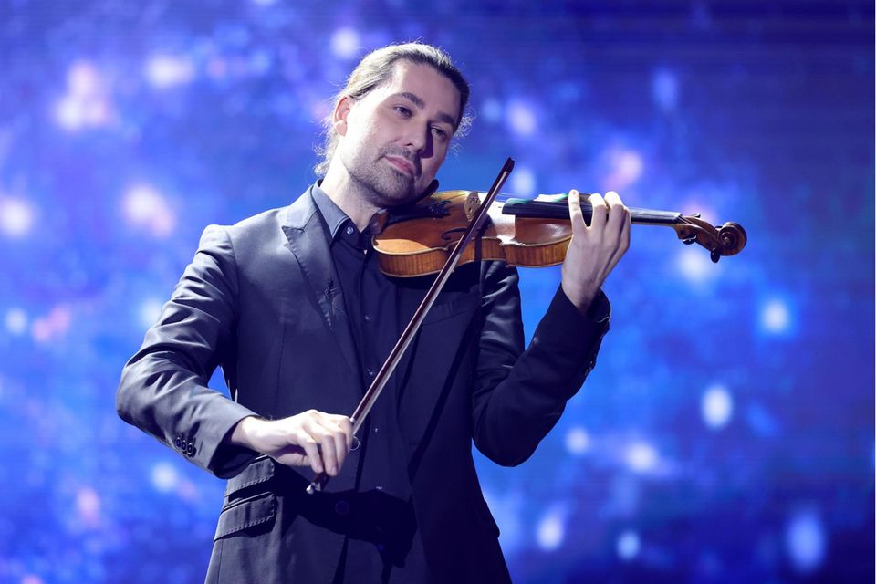 David Garrett spielt auf einer Bühne Geige