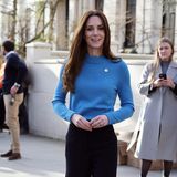 Stilvolle Unterstützung: Herzogin Catherine besucht mit Ehemann Prinz das ukrainische Kulturzentrum in London. Für das Treffen mit Mitgliedern der ukrainischen Gemeinde und Freiwilligen entschied sich die Herzogin für einen stilvollen Kaschmirpullover von Alexander McQueen im Wert von etwa 590 Euro im Blau der nationalen Flagge. Dazu kombiniert sie eine elegante schwarze Hose.