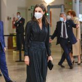 Im glitzernden Midi-Rock und eleganter Seidenbluse zeigt sich Königin Letizia beim Konzert "In Memoriam" zu Ehren der Opfer des Terrorismus im Nationalauditorium in Madrid. Ihr Look ist für ihre Verhältnisse eher klassisch und zurückhaltend – bis auf ein Detail ...