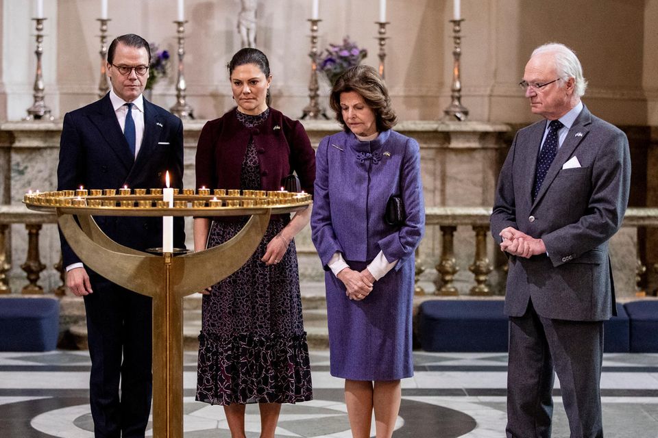 V.l.n.r.: Prinz Daniel, Prinzessin Victoria, Königin Silvia und König Carl Gustaf beim Friedensgebet in der Schlosskirche in Stockholm am 10. März 2022.