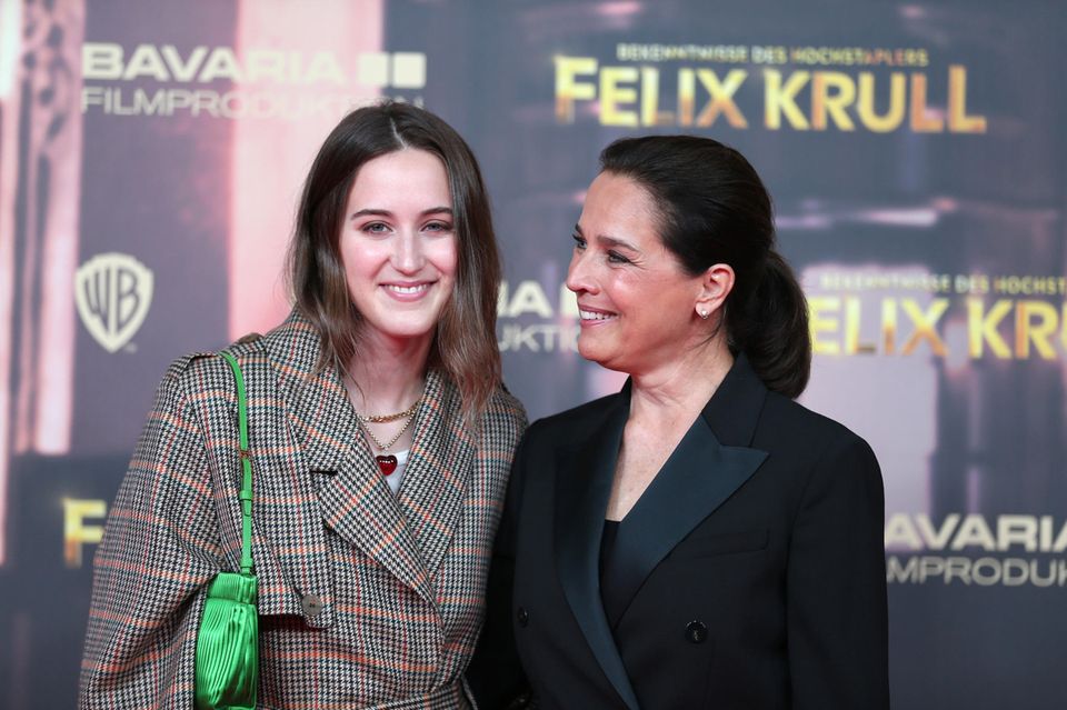 Ihre Tochter Luka Kloser, 24, begleitete Désirée Nosbusch, 57, bei der Premiere ihres Films "Bekenntnisse des Hochstaplers Felix Krull".