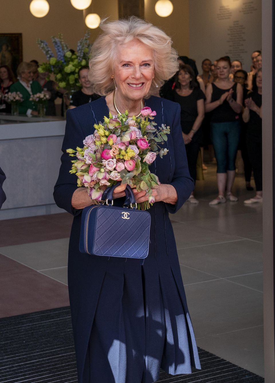 Königin Letizia: Herzogin Camilla mit Chanel-Tasche. Herzogin Camilla mit Chanel-Tasche
