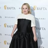 Ein auf den ersten Blick schlichtes Kleid, welches durch seinen Colour-Blocking-Stil und den glänzenden Stoff durchaus auch seine Daseins-Berechtigung auf dem Red Carpet hat. Bridgerton-Star Nicola Coughlan komplettiert den Look mit auffälligen Perlen besetzten Pumps. 