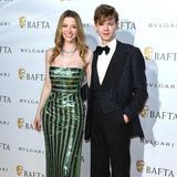 Talulah Riley und Thomas Brodie-Sangster erscheinen zum Pre-BAFTA-Dinner in klassischer Abendrobe: Während sich der "Game of Thrones"-Darsteller in einer karierten Jackett-Jacke und einer weiter geschnittenen Anzugshose den Fotograf:innen präsentiert, setzt die Ex-Frau von Elon Musk auf eine grün-gestreifte Glitzer-Robe mit Spaghetti-Trägern. 