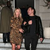 Model-Kollegin Kate Moss hingegen bleibt dem Leo-Muster treu, zeigt sich zum Dinner in einem Kleid. Zum auffälligen Animal-Print kombiniert das Supermodel schwarze Pumps. 