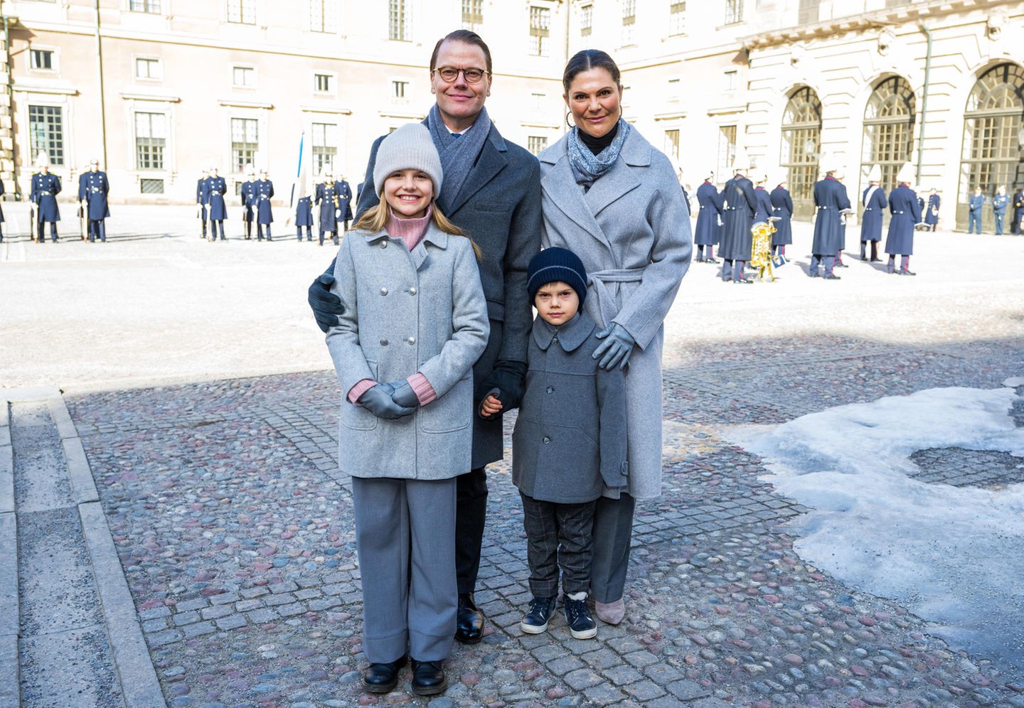 12. März 2022 Anlässlich von Prinzessin Victorias Namenstag trägt die ganze Familie bei ihrem gemeinsamen Auftritt im Schlosshof in Stockholm Grau. Ein dezentes Zeichen der Zurückhaltung angesichts der derzeitigen schlimmen Lage in der Ukraine. Die Stimmung von Victoria, Prinz Daniel und den Kids Estelle und Oscar ist dennoch heiter. 