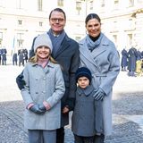 12. März 2022  Anlässlich von Prinzessin Victorias Namenstag trägt die ganze Familie bei ihrem gemeinsamen Auftritt im Schlosshof in Stockholm Grau. Ein dezentes Zeichen der Zurückhaltung angesichts der derzeitigen schlimmen Lage in der Ukraine. Die Stimmung von Victoria, Prinz Daniel und den Kids Estelle und Oscar ist dennoch heiter. 