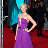 2020  Was für eine Farbe: Charlize Theron tritt in einer lilafarbenen Traumrobe vor die Presse – und ist sich deren Aufmerksamkeit auf Anhieb sicher. 