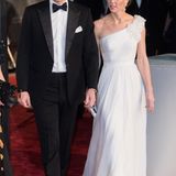 2019  Prinz William und Herzogin Catherine sind optisch perfekt aufeinander abgestimmt: Er in einem schwarzen Anzug mit schwarzer Fliege und weißem Hemd, sie in einem weißen, asymmetrischen Kleid aus fließendem Stoff. 