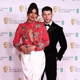 2021  Priyanka Chopra und Nick Jonas bleiben mit ihrem Red-Carpet-Outfit auf jeden Fall in Erinnerung. Priyanka bezaubert in einem floral bestickten, exotisch angehauchten Ensemble des spanischen Designers Pertegaz.