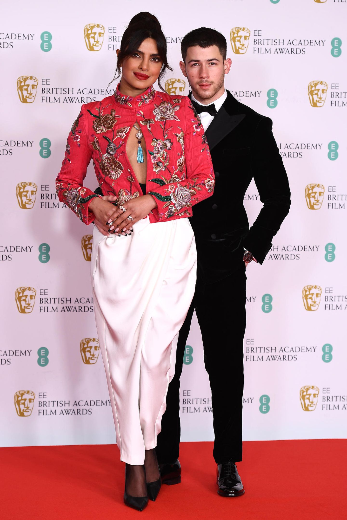 2021  Priyanka Chopra und Nick Jonas bleiben mit ihrem Red-Carpet-Outfit auf jeden Fall in Erinnerung. Priyanka bezaubert in einem floral bestickten, exotisch angehauchten Ensemble des spanischen Designers Pertegaz.
