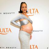 Eins steht fest: Rihannas Schwangerschafts-Outfits sind extravagant. Doch kann sich die Sängerin eigentlich noch selbst toppen? Ja, das kann sie. Für ein Event zu ihrem Label Fenty Beauty hat sich die werdende Mutter für ein besonders auffälliges Outfit entschieden. Und – wie soll es anders sein – dabei ihren Babybauch in den Fokus gerückt. Mit Glitzerrock und einem Wickel-BH aus glänzendem Satin-Stoff zieht sie alle Blick auf sich. 