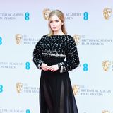 Ein Kleid voller Kontraste: Oben besticht Ellie Bambers Dress durch viele kleine Verzierungen und Applikationen. Der untere Teil des Kleides ist aus einem semitransparenten Stoff und im fließenden Schnitt designt. 