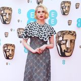 Lucy Boynton bezaubert in einem Kleid mit angedeutetem Pailletten-Cape. Rote Lippen, Quasten-Ohrringe und eine leichte Wasserwelle vervollständigen den Red-Carpet-Look der 28-Jährigen. 