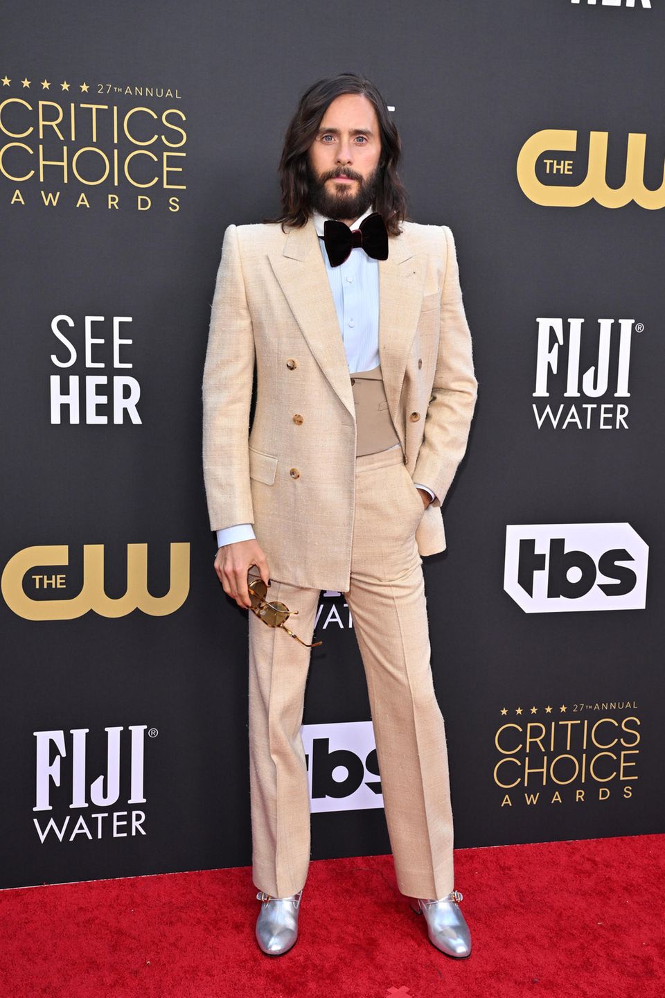 Mit seinem cremefarbenen Anzug und den silbernen Schuhen sticht Jared Leto definitiv hervor.
