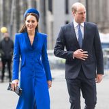 Nachdem der Commonwealth Day letztes Jahr nur digital abgehalten wurde, findet der traditionelle Gottesdienst in diesem Jahr wieder wie gewohnt statt. In der Vergangenheit hat sich Herzogin Catherine für den besonderen Anlass gerne für einen roten Look entschieden. Diesmal greift sie zu einem kräftigen Königsblau. Das Mantelkleid von Catherine Walker ist farblich auf den Hut abgestimmt. Ein besonderer Hingucker ist das Diamant-Saphir-Schmuckset von Prinzessin Diana, das durch den tiefen Ausschnitt besonders in den Fokus gerät.