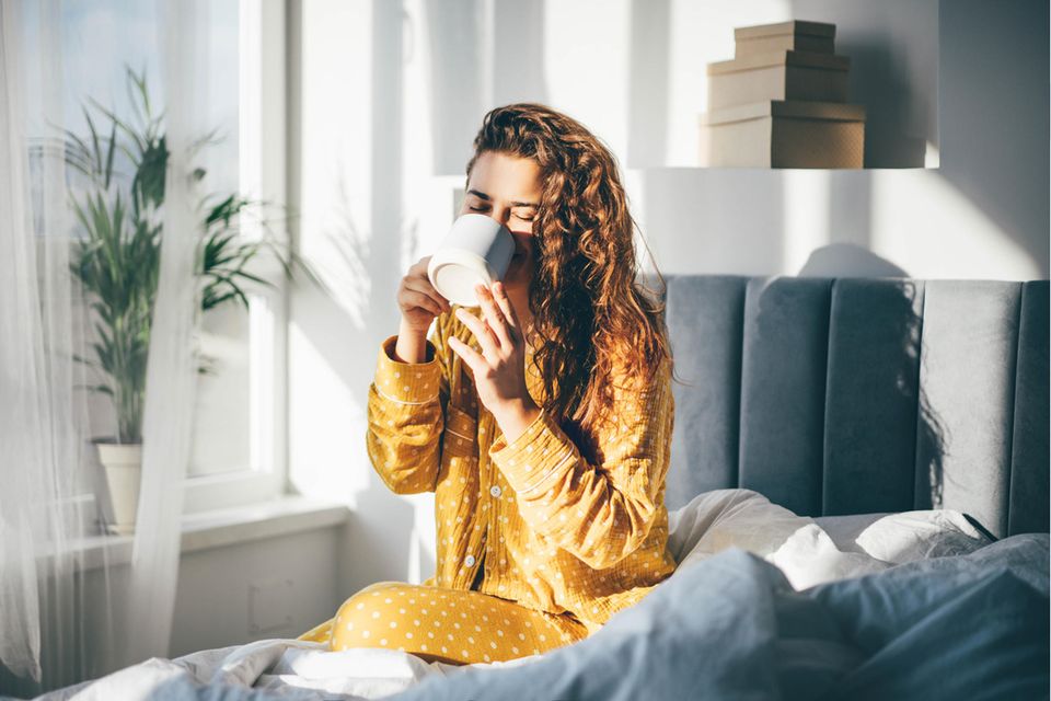 Frau trinkt im Bett Kaffee | Coffee Nap: Darum sollten Sie vor dem Schlafen Kaffee trinken