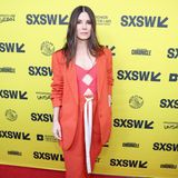 Sandra Bullock posiert in einem roten Body mit passender Hose und Blazer in Coral auf dem Premieren-Teppich ihres neuen Streifens "The Lost City". Die coolen Cut-Outs sorgen für einen geschickten Hingucker im monochromen Look, während die Spitzen Heels die subtile Sexyness des Looks unterstrichen.