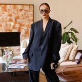 Künstlerin Alicia Costa Pinheiro posiert in Oversized-Blazer und mit XXL-Shades beim Influencer Lunch von Brax und GALA für die anwesenden Fotografen.