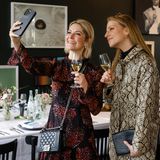 Zwangsläufig wurde beim Influencer Lunch auch das eine oder andere Selfie geschossen. Hier lichten sich Viola Kraus und Alina Sophie ab.
