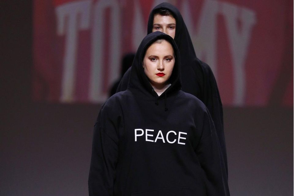 Berlin Fashion Week: Politische Statements auf den Laufstegen von Berlin Berlin Fashion Week: Politische Statements auf den Laufstegen von Berlin
