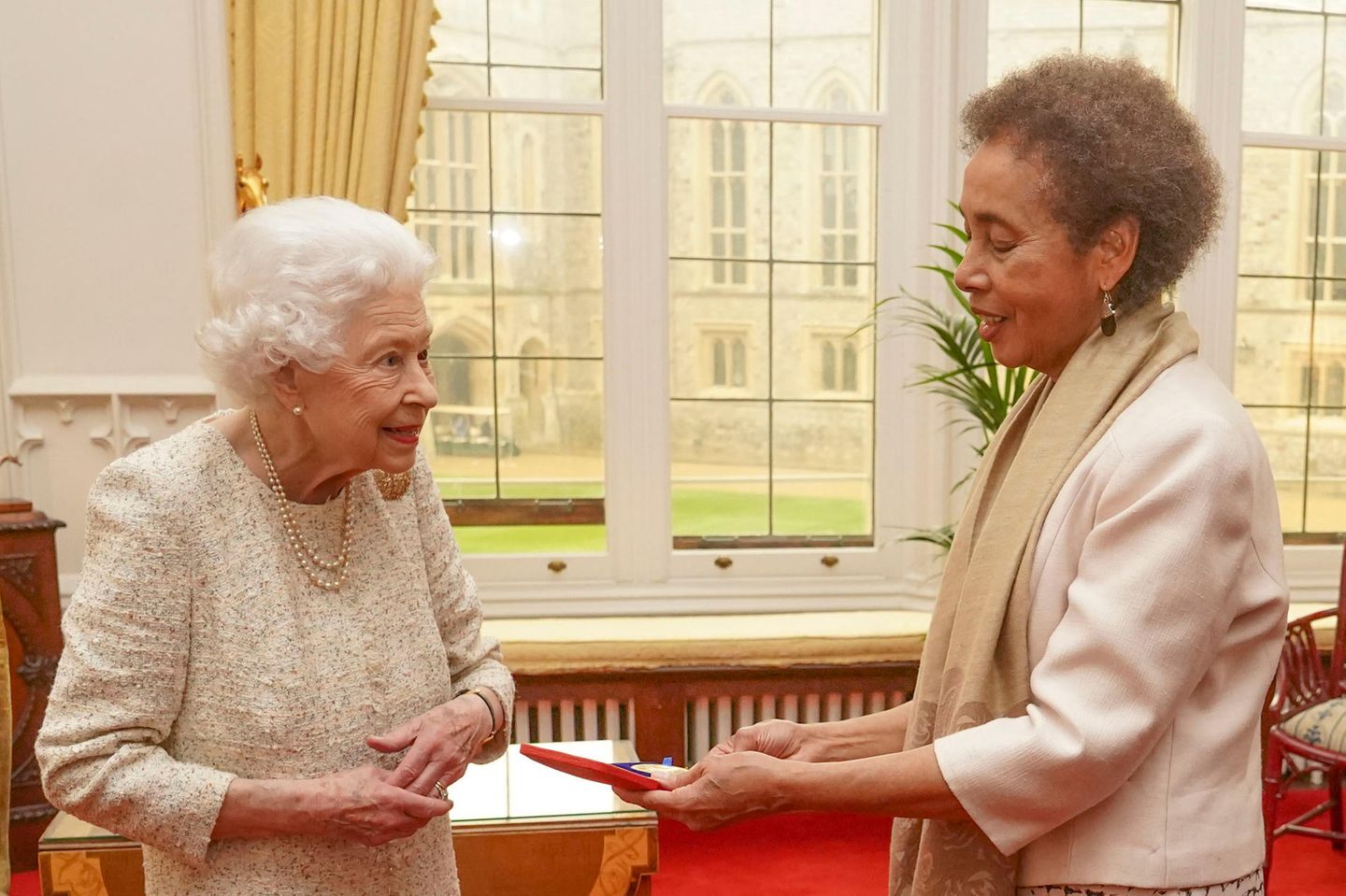 Queen Elizabeth empfängt Grace Nichols