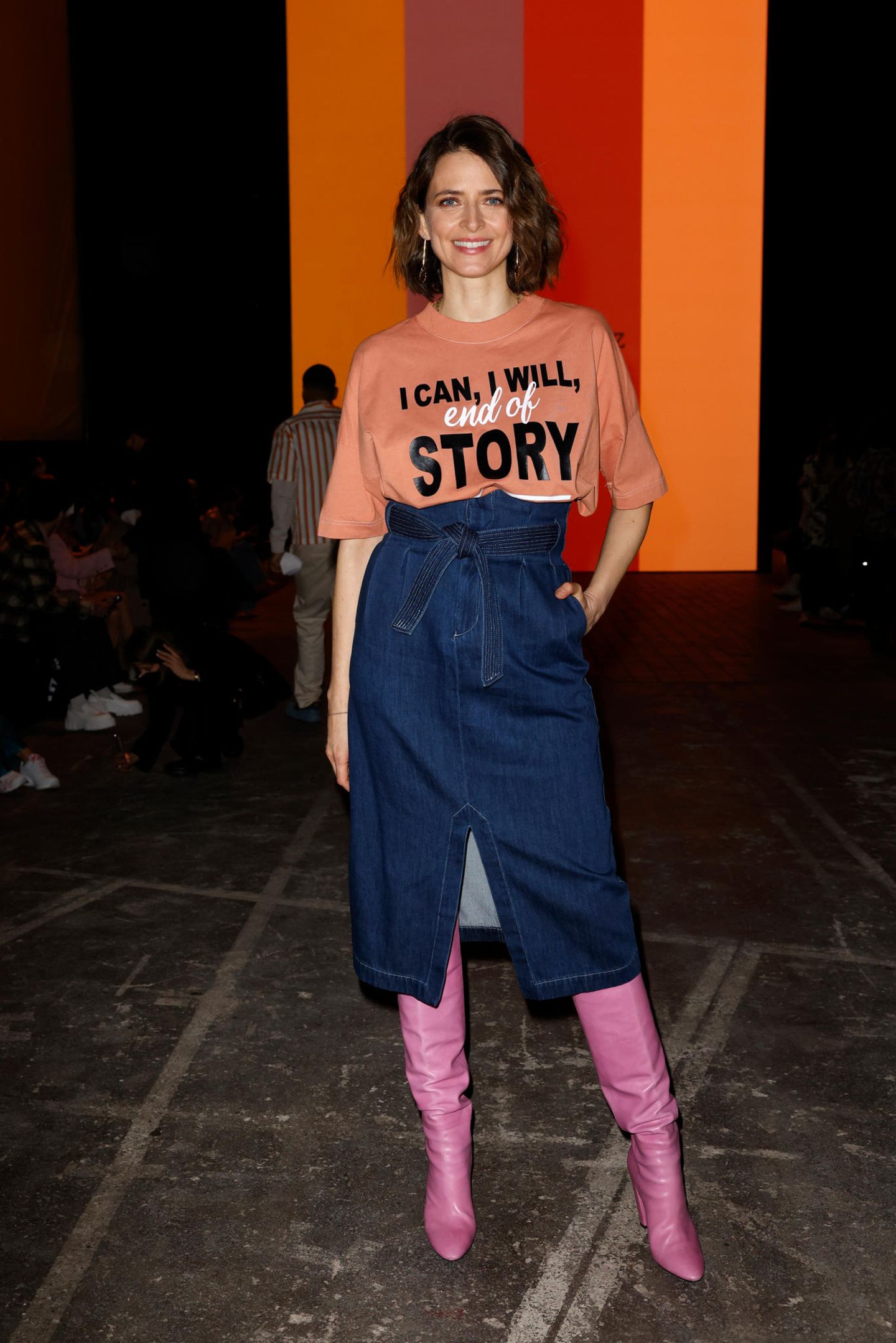 Model Eva Padberg ist zu Gast bei der Fashionshow von Rebekka Ruetz und setzt mit ihrem T-Shirt ein klares Statement. 