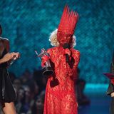 Nach ihrer "Paparazzi"-Performance auf den MTV Video Music Awards nimmt Lady Gaga in einem roten Spitzenkleid, welches auch ihr Gesicht bedeckt, den "Best New Artist"-Award entgegen. Zuvor rockte sie blutüberströmt über die Bühne – alles Teil der Gaga-Show natürlich.