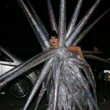 Ihre Welt-Tournee schließt die Künstlerin in Paris mit einem ganz besonderem Look ab: Das aufblasbare Design stammt von dem "Central Saint Martins"-Absolvent Jack Irving.