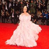 In dem Musikfilm "A Star Is Born" spielt Lady Gaga die talentierte Sängerin Ally, die noch vor ihrer Karriere steht. Im echten Leben ist sie bereits eine der großen Playerinnen im Musikgeschäft. Durch ihre Schauspielrolle stellt sich aber heraus, dass sie auch vor der Filmkamera Potential bietet. Zur Filmpremiere in Venedig trägt sie eine Valentino-Robe, die Designer Pierpaolo Piccioli passend. "Flamingo" nennt.