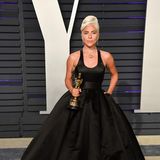 Bei der Vanity Fair Oscar Party erkennen wir die alte Gaga gar nicht wieder: In einem zeitlosen Brandon Maxwell-Kleid sieht sie aus wie eine schicke Power-Frau. Typisch Gaga sind nur noch ihre platinblonden Haare. Statt als Bob mit Pony aber elegant hochgesteckt.