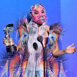Bei den MTV Video Music Awards verwandelt die Pop-Sängerin das Maskentragen in etwas modisches. Ihr pinkes Design von Cecilio Designs komplementiert ihre Iris van Herpen-Robe.