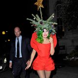 Wie ein Chamäleon schlüpft Lady Gaga in jede Rolle: Im winterlichen London verwandelt sie sich glatt selbst in einen Tannenbaum. Auf grünen Haaren trägt sie echte Tannenzweige, geschmückt mit bunten Weihnachtskugeln.
