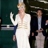 Gaga kann auch sexy! So trägt sie bei ihrer Ankunft in Seoul eine Versace Robe mit passender Perlen-Maske. In dem weißen Maxi-Kleid mit goldenen Applikationen sieht sie aus, wie eine griechische Göttin.
