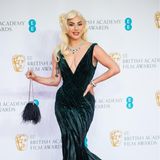 Ihr platinblondes Haar in Wasserwellen, ihren Kurven betont in einem grünen Ralph Lauren Kleid: Bei den EE British Academy Film Awards in London strahlt die 35-Jährige pure Eleganz aus.