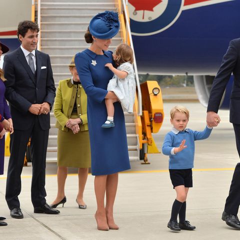 Kanadas Premierminister Justin Trudeau (li.) empfängt Prinz William, Herzogin Catherine, Prinz George und Prinzessin Charlotte am 24. September 2016 am Victoria International Airport.