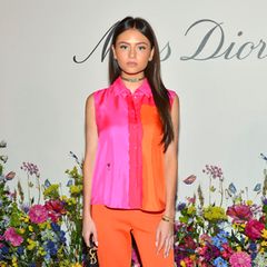 Auch wenn ihr Gesichtsausdruck etwas düster wirkt, versprüht Leni Klum mit ihrem Outfit gute Laune. Im orange-pinkfarbenen Colourblocking-Look besucht die Tochter von Heidi Klum das "Miss Dior"-Event in Los Angeles. 