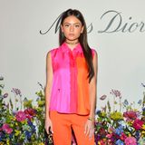 Auch wenn ihr Gesichtsausdruck etwas düster wirkt, versprüht Leni Klum mit ihrem Outfit gute Laune. Im orange-pinkfarbenen Colourblocking-Look besucht die Tochter von Heidi Klum das "Miss Dior"-Event in Los Angeles. 