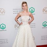 Kristen Stewart scheint für die Producers Guild Awards ein Style-Vorbild aus den 80er-Jahren gewählt zu haben: Madonna! In ihrem weißen Corsagenkleid und wilder Lockenfrisur erinnert die Schauspielerin doch sehr an die Queen of Pop!